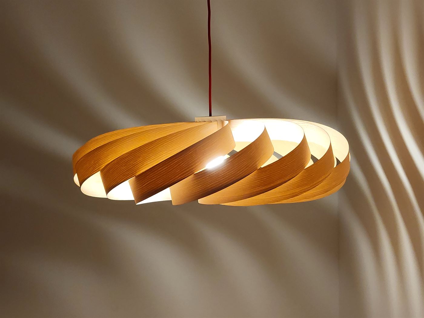 Die Soléra eingeschaltet, an der Wand dahinter wellenförmige Schatten